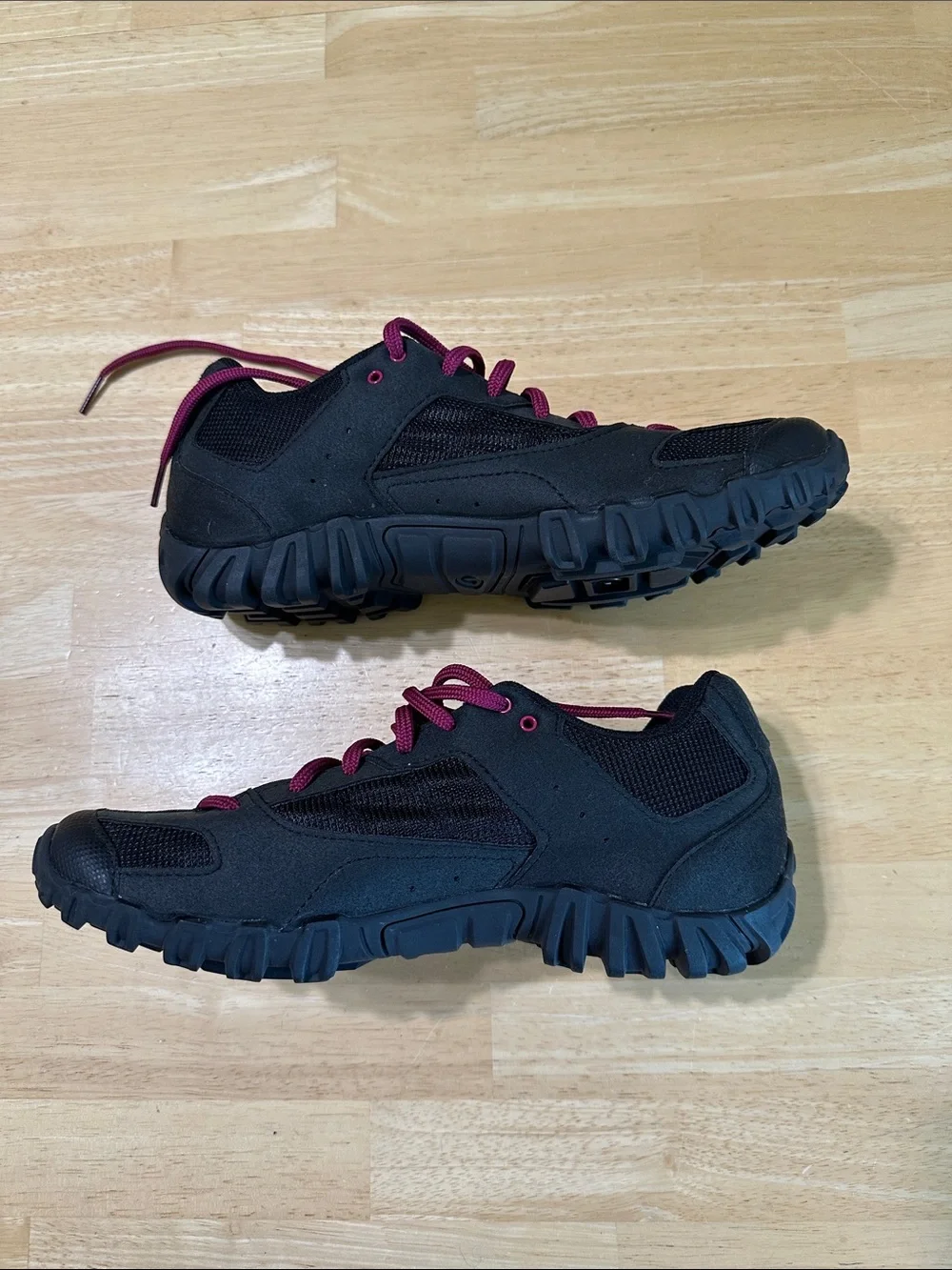 Giro Junction Women's Black Sneakers with Magenta Laces, size 8.5